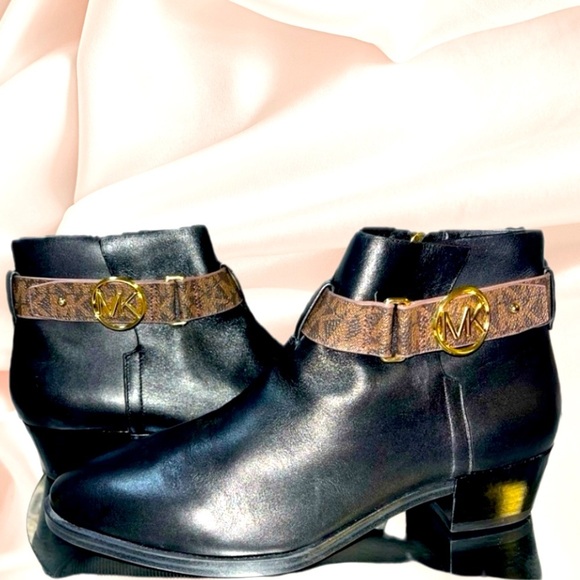 New Michael Kors Harland Chelsea Bootie Black 6.5M Leather MK Ankle Logo SideZip - Picture 1 of 16
